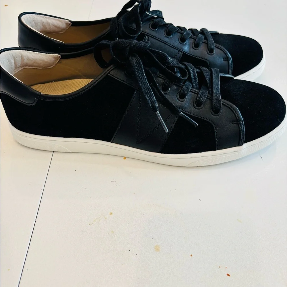 Vionic Jerome Black and White Men's lace-up Sneakers size 10.5